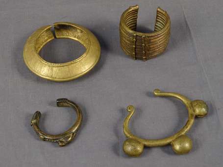 Quatre anciens bracelets en bronze dont un décoré 
