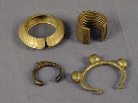 Quatre anciens bracelets en bronze dont un décoré 