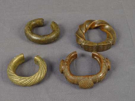Quatre gros et anciens bracelets en bronze et 
