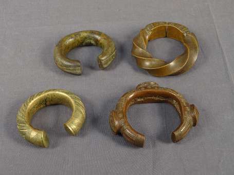 Quatre gros et anciens bracelets en bronze et 