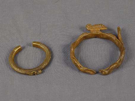 Deux anciens bracelets en bronze à sujet figuratif