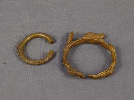Deux anciens bracelets en bronze à sujet figuratif