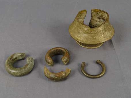 Trois anciens bracelets en bronze et une jambière 