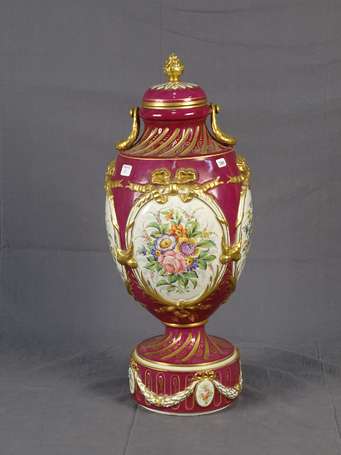 Important Vase couvert en porcelaine émaillée 