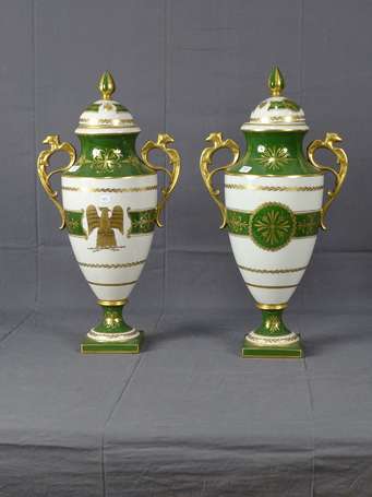 Paire de vases couverts en porcelaine, décor vert 