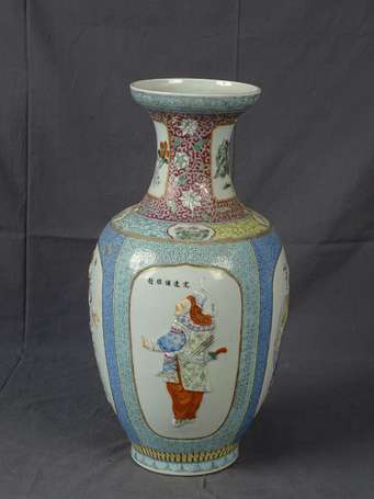 CHINE Vase balustre en porcelaine décor de 