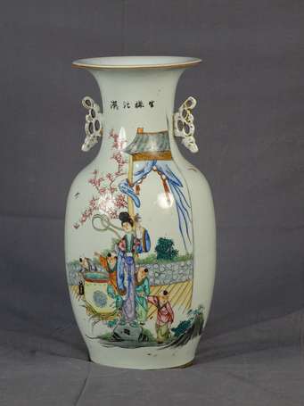 CHINE Vase balustre en porcelaine à décor d'une 