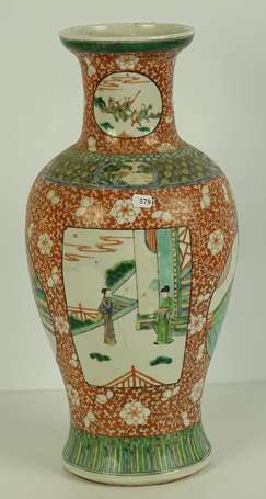 CHINE Vase balustre en porcelaine décor polychrome