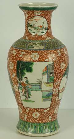 CHINE Vase balustre en porcelaine décor polychrome