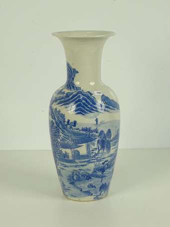 CHINE Vase balustre en porcelaine, décor d'uhn 