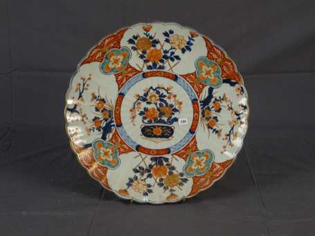 JAPON Plat en porcelaine décor en émaux imari de 