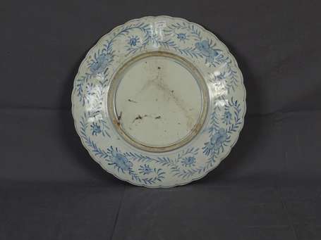 JAPON Plat en porcelaine décor en émaux imari de 