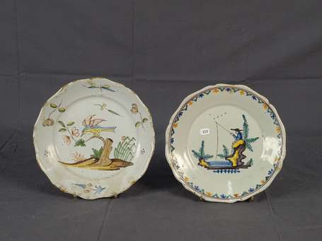 NEVERS Assiette en faïence polychrome, décor d'un 