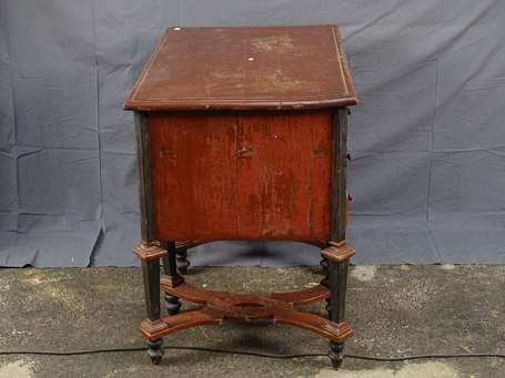 Bureau Mazarin en bois laqué rouge et noir, il 