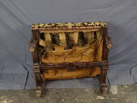 Tabouret en noyer mouluré, les pieds galbés 