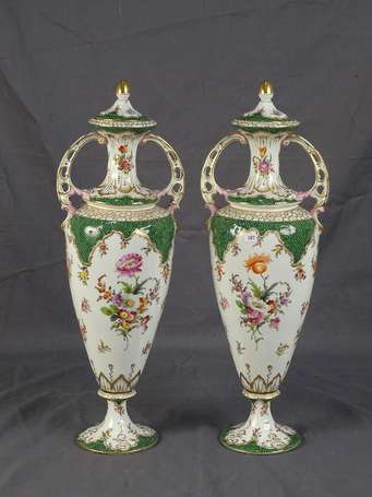 Paire de Vases fuselés en porcelaine polychrome, 