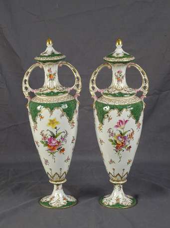 Paire de Vases fuselés en porcelaine polychrome, 