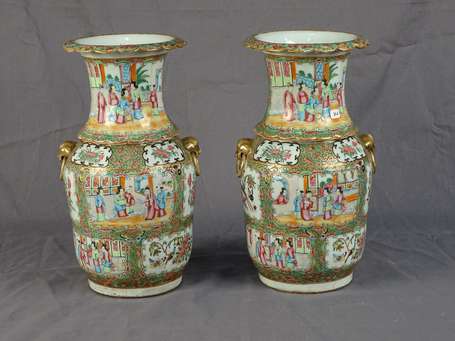 Paire de vases balustres en porcelaine, décor de 