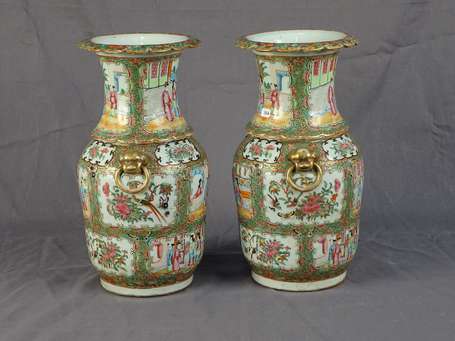 Paire de vases balustres en porcelaine, décor de 