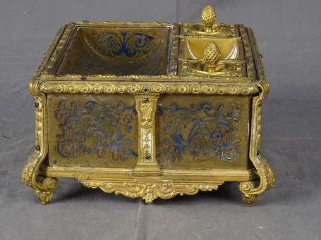 ENCRIER En marqueterie de cuivre et écaille dite 