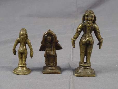 Trois Statuettes votives en bronze à patine 