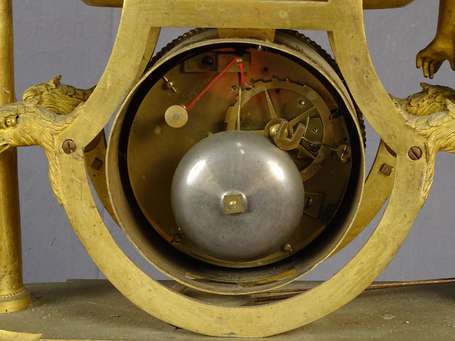 Pendule En bronze doré, le cadran inscrit dans un 