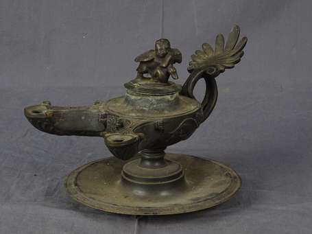 Encrier En bronze patiné, il figure une lampe à 