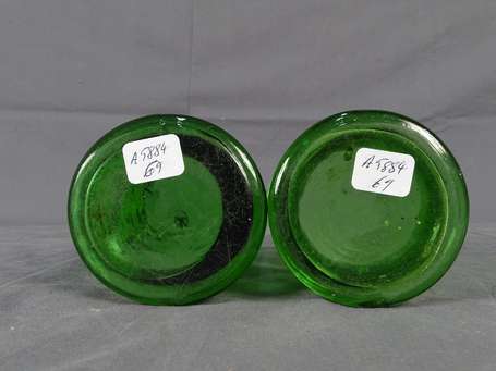 Paire de Vases tube en verre vert soufflé moulé à 