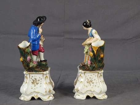 Paire de pique-fleurs en porcelaine polychrome, 