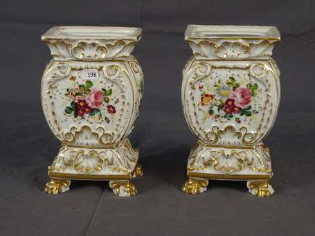 Paire de Vases renflés en porcelaine décor de 