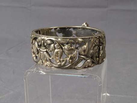 BRACELET rigide en argent à riche décor ciselé et 