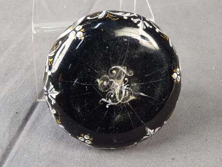 BOITE à pilules en émaux à fond noir à décor de 