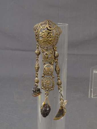 CHATELAINE en métal anciennement argenté et ciselé