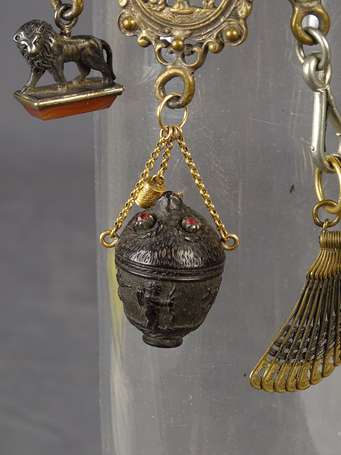 CHATELAINE en métal anciennement argenté et ciselé