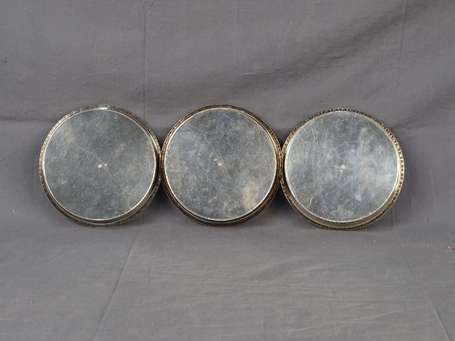 TROIS DESSOUS de BOUTEILLES en argent, bordure à 