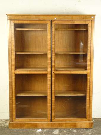 Bibliothèque en placage d'acajou blond marqueté de