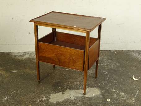 Table à thé en acajou marqueté de filets de bois 