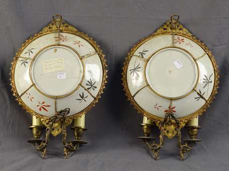 JAPON - Paire d'assiettes en porcelaine polychrome