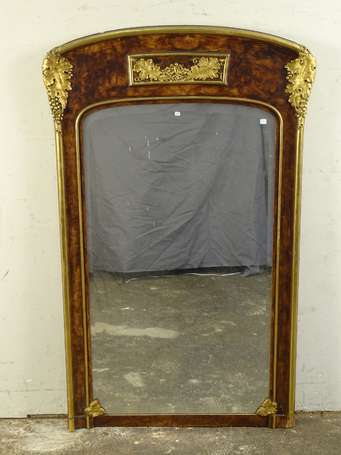 Miroir en bois laqué doré, le bandeau sculpté et 