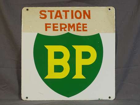 BP : Plaque émaillée. Mention peinte « Station 