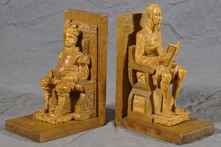 Paire de serre-livres en bois sculpté à décor de 