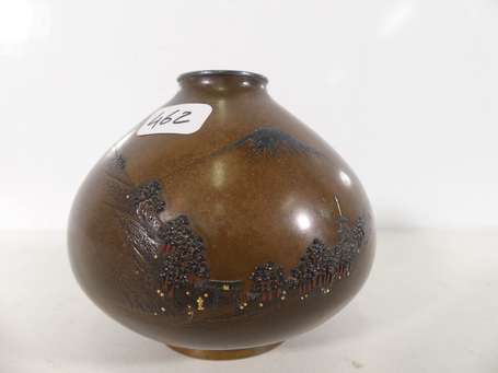 JAPON - Petit vase pansu en bronze patiné brun à 