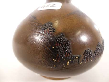 JAPON - Petit vase pansu en bronze patiné brun à 