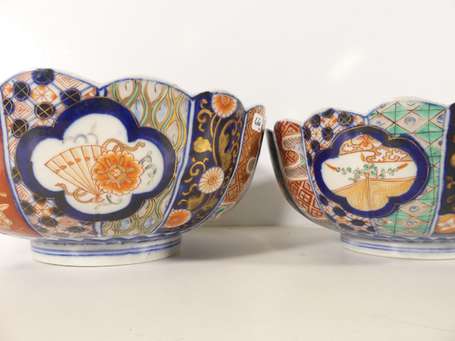 JAPON - Deux saladiers en porcelaine à panse 