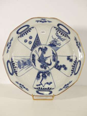 CHINE - Plat en porcelaine à pans coupés à décor 