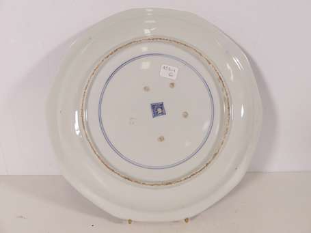 CHINE - Plat en porcelaine à pans coupés à décor 