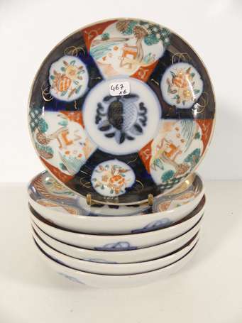 JAPON - Six coupelles en porcelaine à bord 