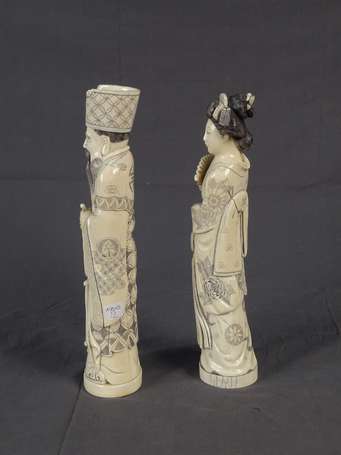 JAPON - Couple Deux okimonos en ivoire,  H 30,5 cm