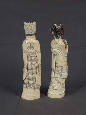 JAPON - Couple Deux okimonos en ivoire,  H 30,5 cm