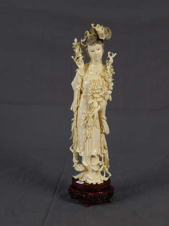 CHINE - Figurine en ivoire figurant une dame de 